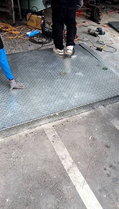 彰化鐵工廠, 彰化地面水平平台架設, 彰化門口地面平台施作, 彰化地板墊高平台, 彰化花紋鋼板, 彰化鐵工, 彰化鐵件製作, 彰化白鐵花板平台