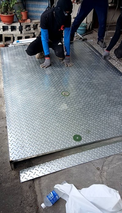 彰化鐵工廠, 彰化地面水平平台架設, 彰化門口地面平台施作, 彰化地板墊高平台, 彰化花紋鋼板, 彰化鐵工, 彰化鐵件製作, 彰化白鐵花板平台